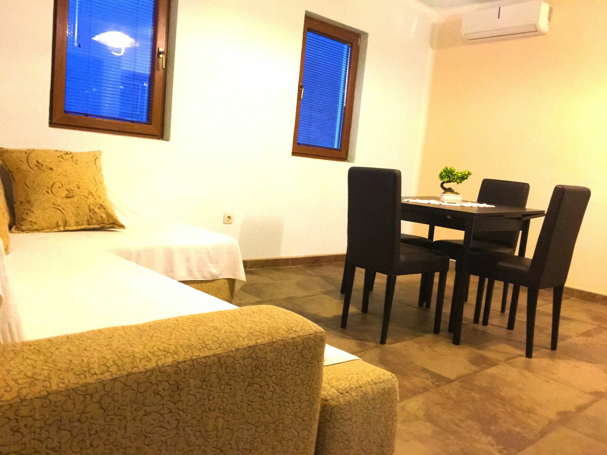 Apartments Lola Тиват Экстерьер фото